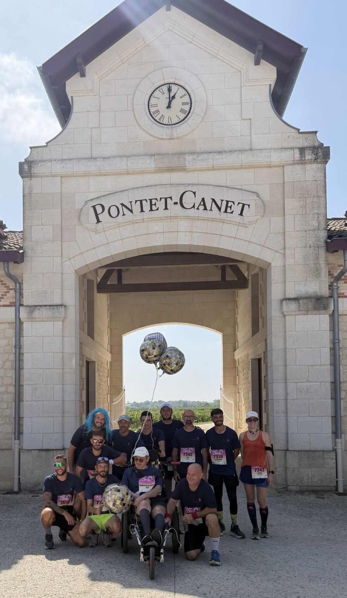 L'équipe de Château Pontet-Canet, Stéphane Craviotto et Xavier Lacombe sous le porche marqué Pontet-Canet